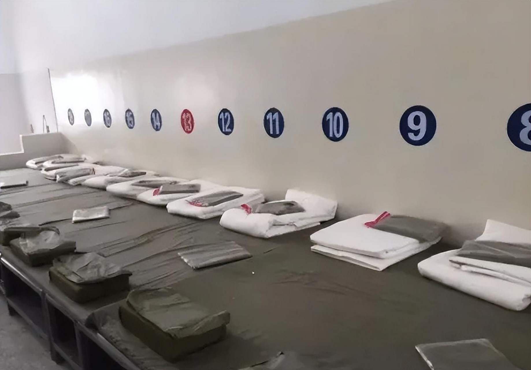 看守所的规矩非常多,就连睡觉都有非常多的规矩和要求.