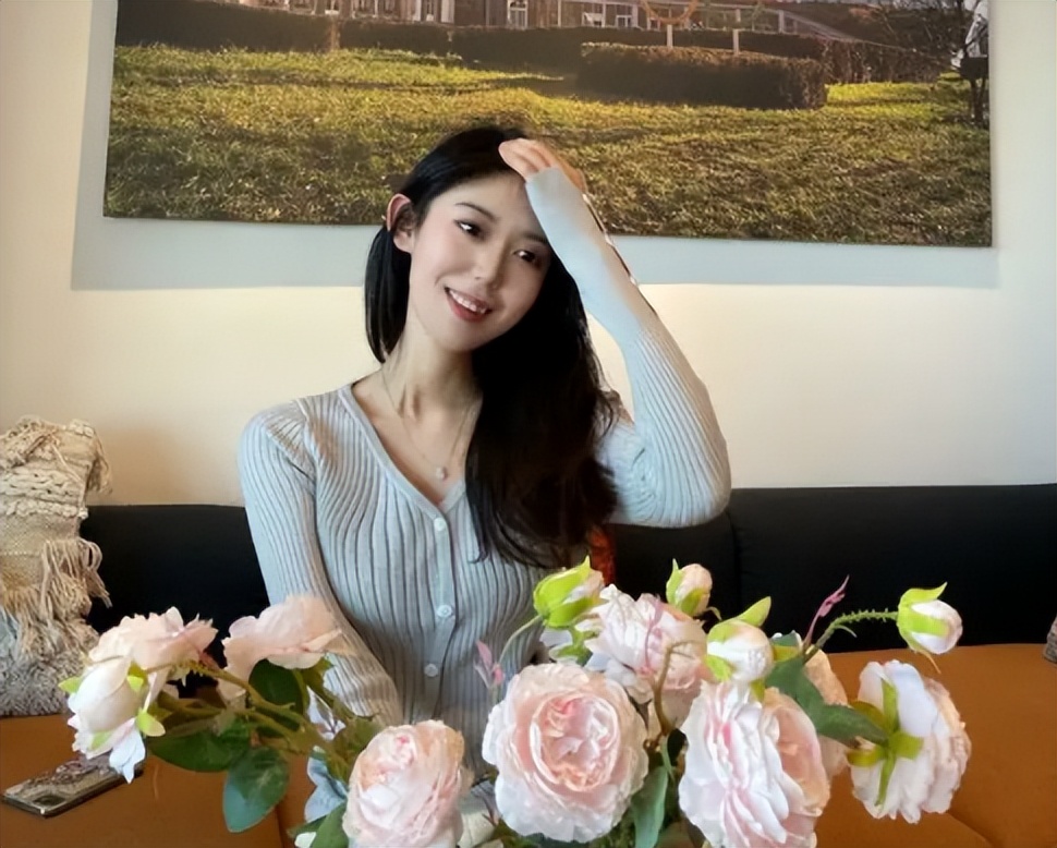 张镇麟女友晒旅游照!细腰长腿颜值逆天,未来婆婆王芳会同意吗?