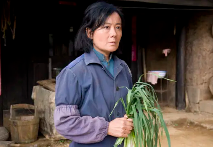 何明珍不敢直视公安的眼神,低声道:"我男人到外地打工去了,有什么问题