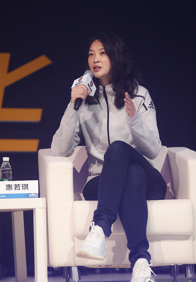 前女排队长——惠若琪,平时看着和明星没两样,真挺新潮的