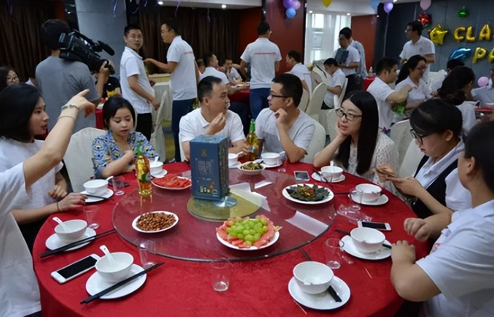 人到中年参加聚会,同学的差距如此之大,其实上学时已揭晓剧本