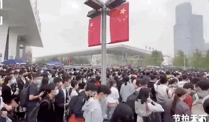 热点|“这个国庆像过年”！吃饭排队4000桌，网友刷屏这句话，瞬间泪目