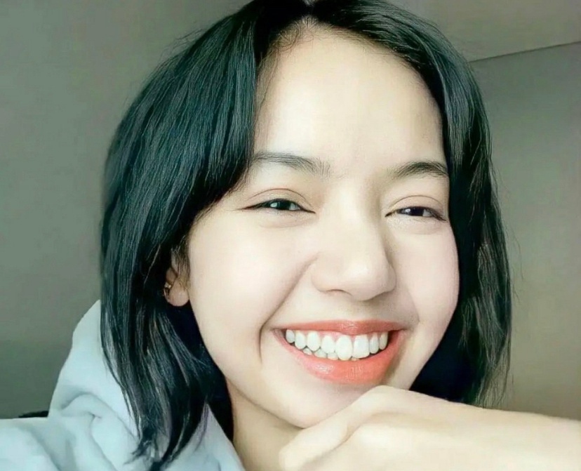 lisa最新视频曝光,新造型引争议,网友:刘海造型麻烦半永久