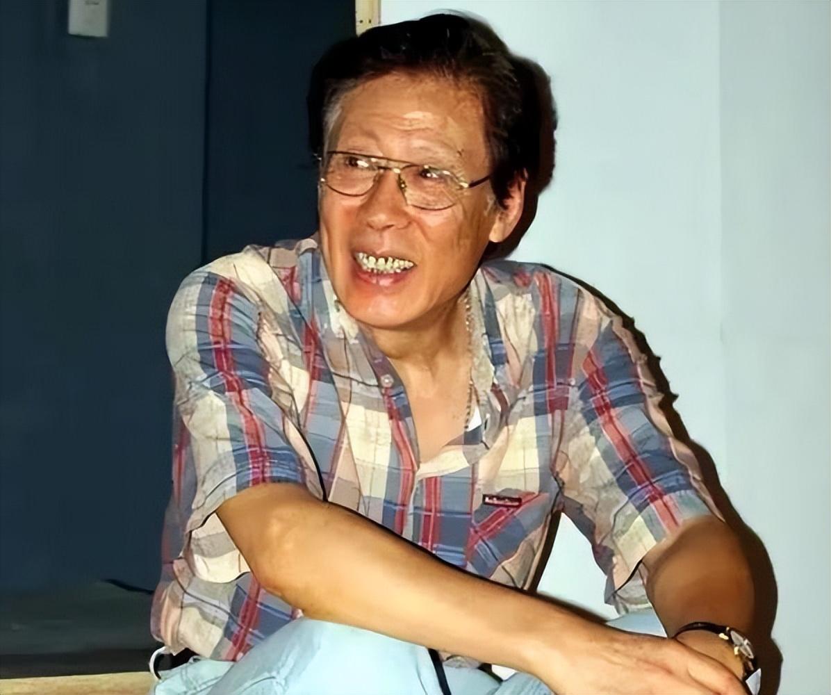 87岁老戏骨焦晃罕露面!满头白发精神好,与小30岁三婚妻子很幸福