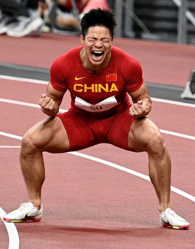 苏炳添今夜化身"超级赛亚人"!用卷尺丈量助跑器,借鉴刘翔经验