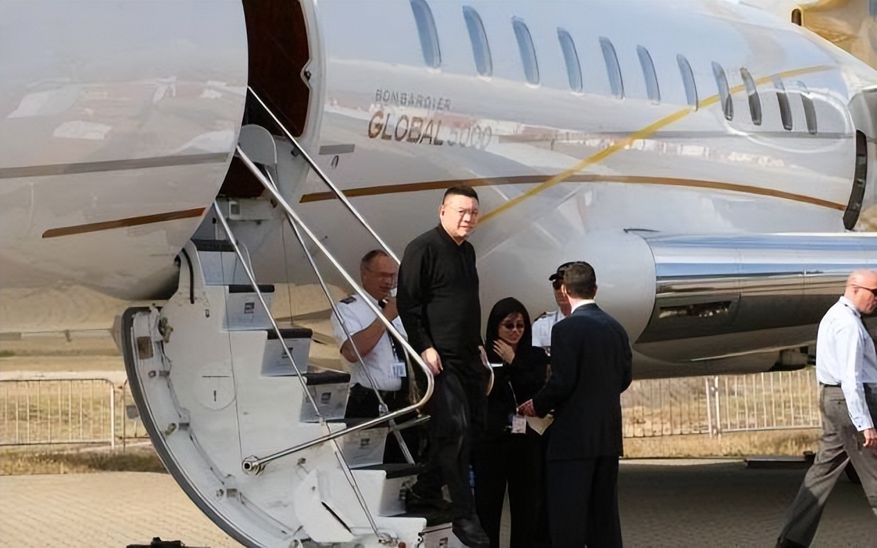 借许家印40亿不收利息,妻子出门5个保镖,他才是真正的隐形富豪