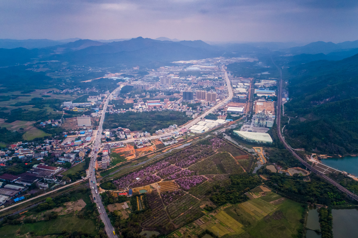 广东此县"有福了",双高铁并驾齐驱,正走在"崛起"的路上