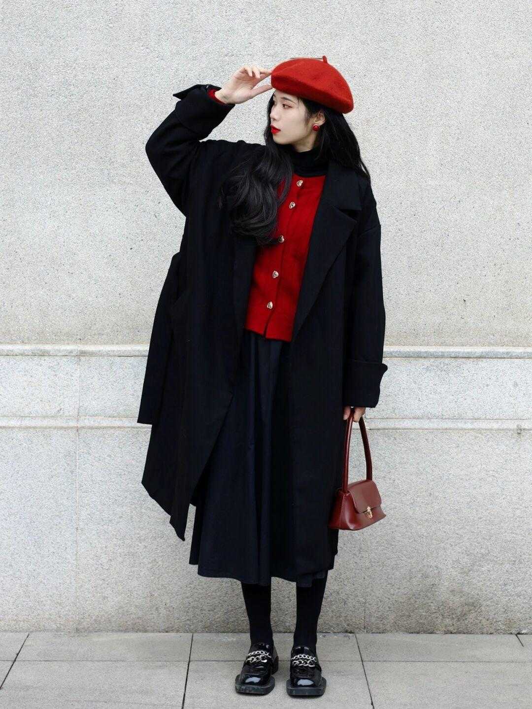 穿衣打扮鞋子也不要乱搭,试试简约利落的乐福鞋,经典时髦不挑人