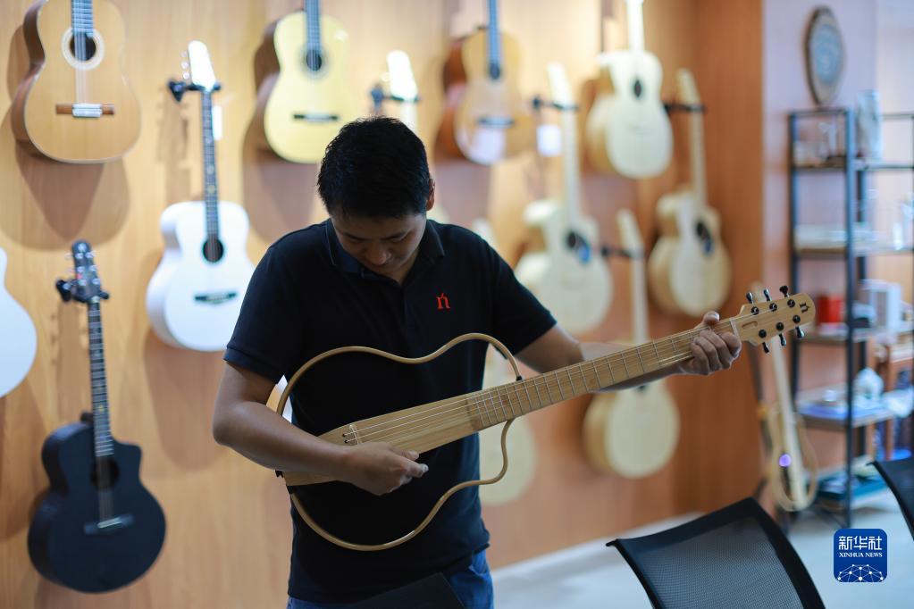 新华社记者多图展示贵州正安吉他产业释放的"音乐生产力"