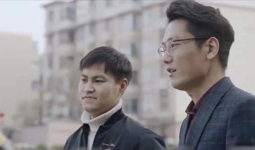 回顾河南暴雨妻子被困地铁,何勇攀赤足10公里救妻,用行动诠释爱