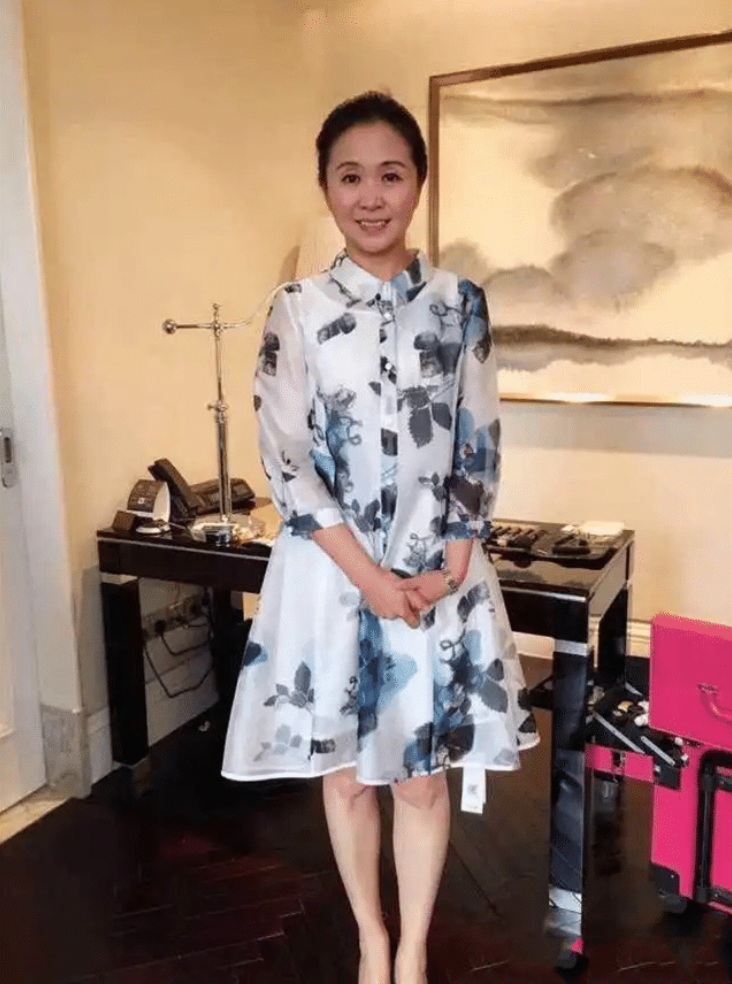 "非诚勿扰"黄菡:倒追同学3次,恩爱30年无绯闻,女儿比她还美