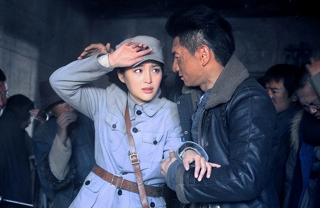 沉迷在"抗战神剧"无法自拔的明星,别再为捞金,而选择眼瞎耳聋