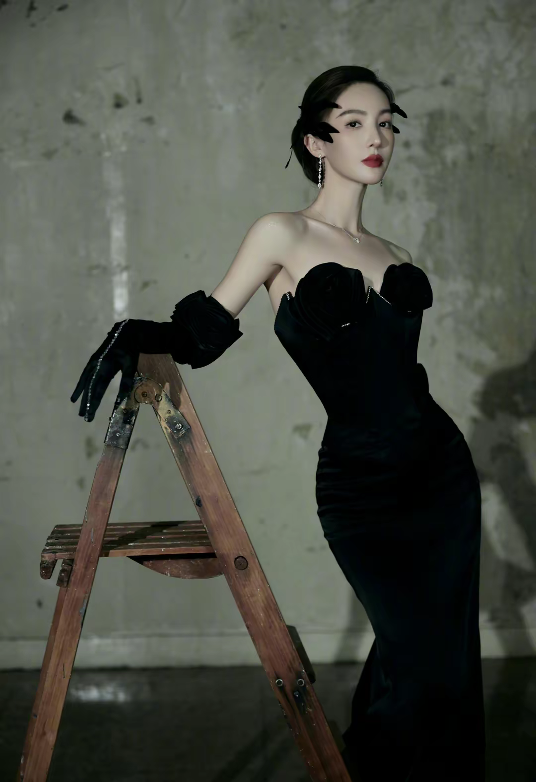 金晨摩登复古抹胸长裙,细密镂空的面纱,黑羽盈盈,流动生姿