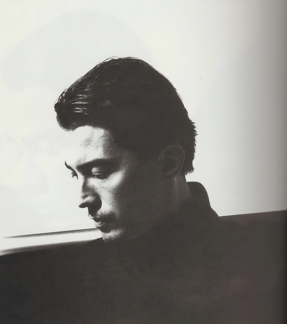 美男尊龙:孤儿出身长了一张混血脸,70岁优雅变老,走后不要墓碑