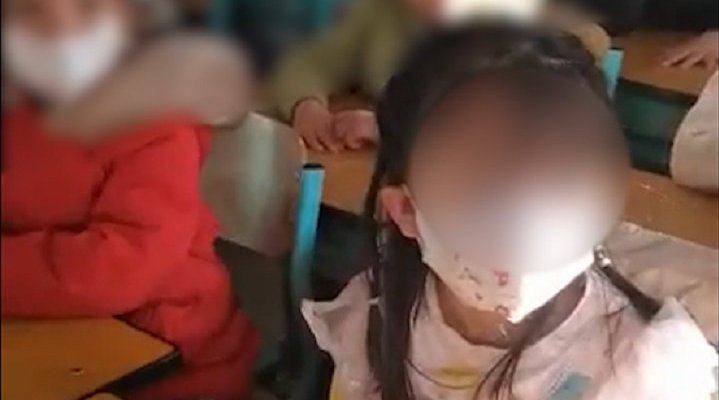 女孩因同学朗诵时捂耳朵被老师公开羞辱批评,学校:立刻停职!
