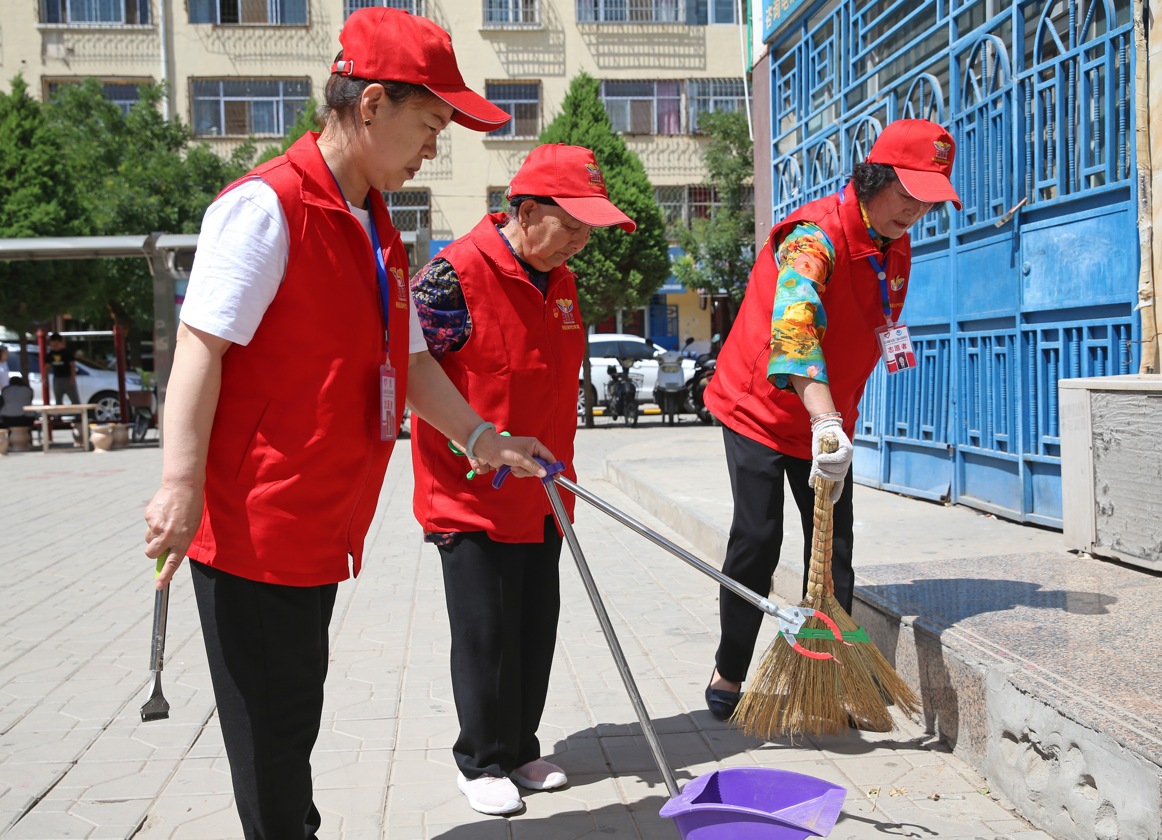 兰花掬得满庭芳—宁夏吴忠市古稀志愿者王兰花的温情故事