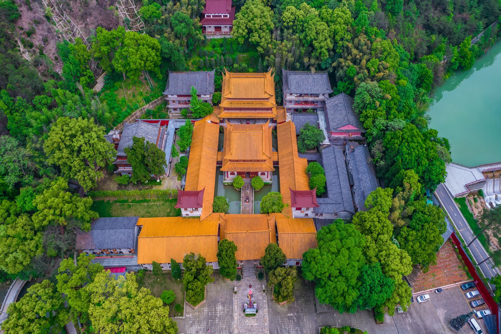 江西吉安有一座净居寺,历史悠久,水系围绕大雄宝殿,国内罕见