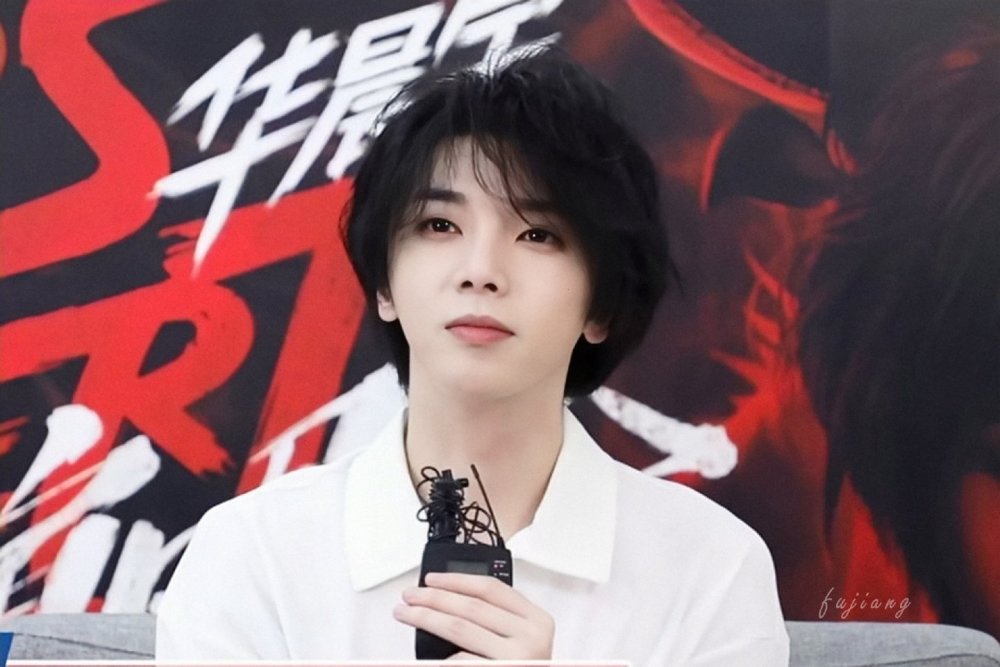 华晨宇酒吧吸烟!网友神评论"吸烟咋了,又不影响人家才华!