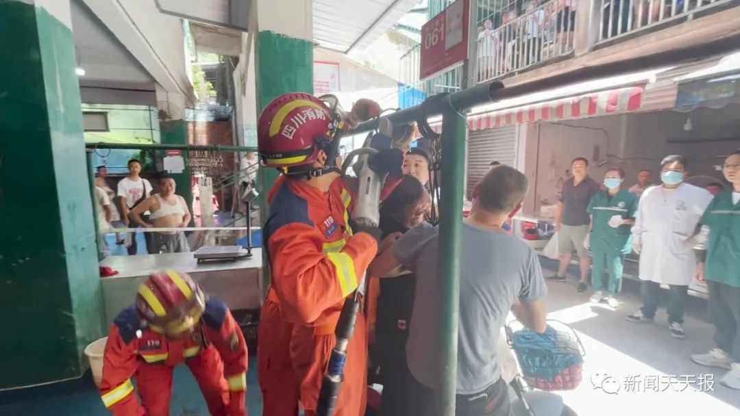 图方便抄近道 农贸市场内男子头皮被肉钩钩住