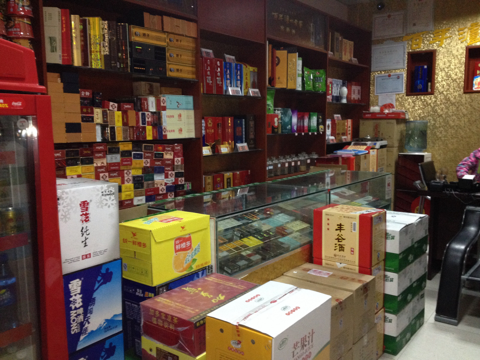 烟酒店顾客并不多,为何店铺却越开越多?老板爆出挣钱内幕