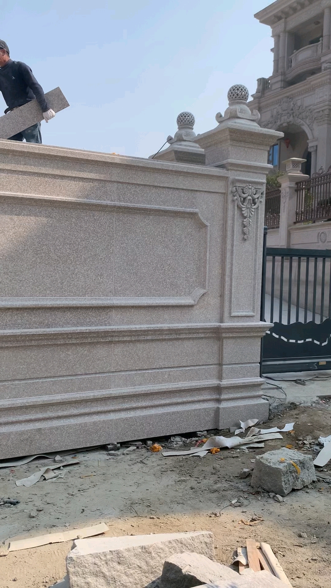 欧式别墅花园围墙及大门的干挂石材,其加工与安装皆需精雕细琢