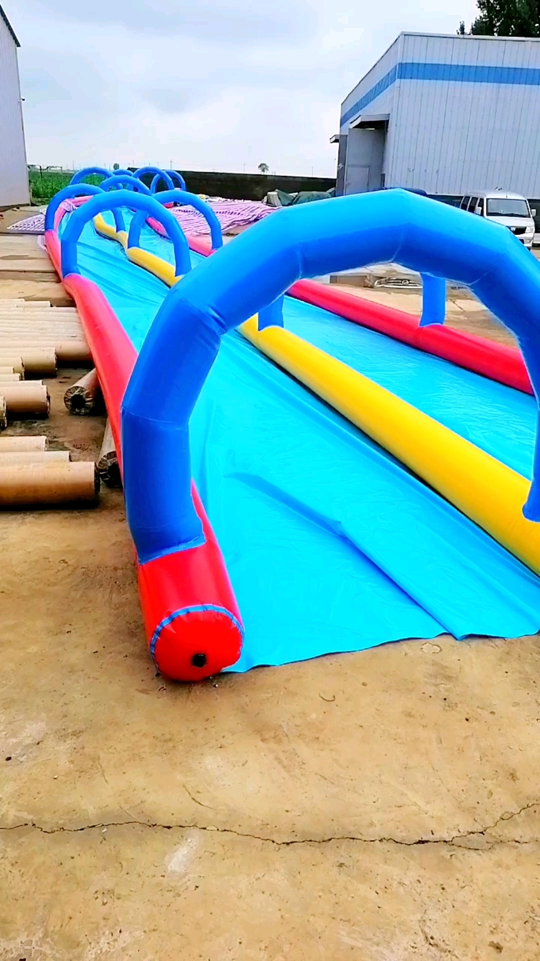 彩虹充气水滑道测试气压,安装在景区就是一个刺激好玩的游乐项目