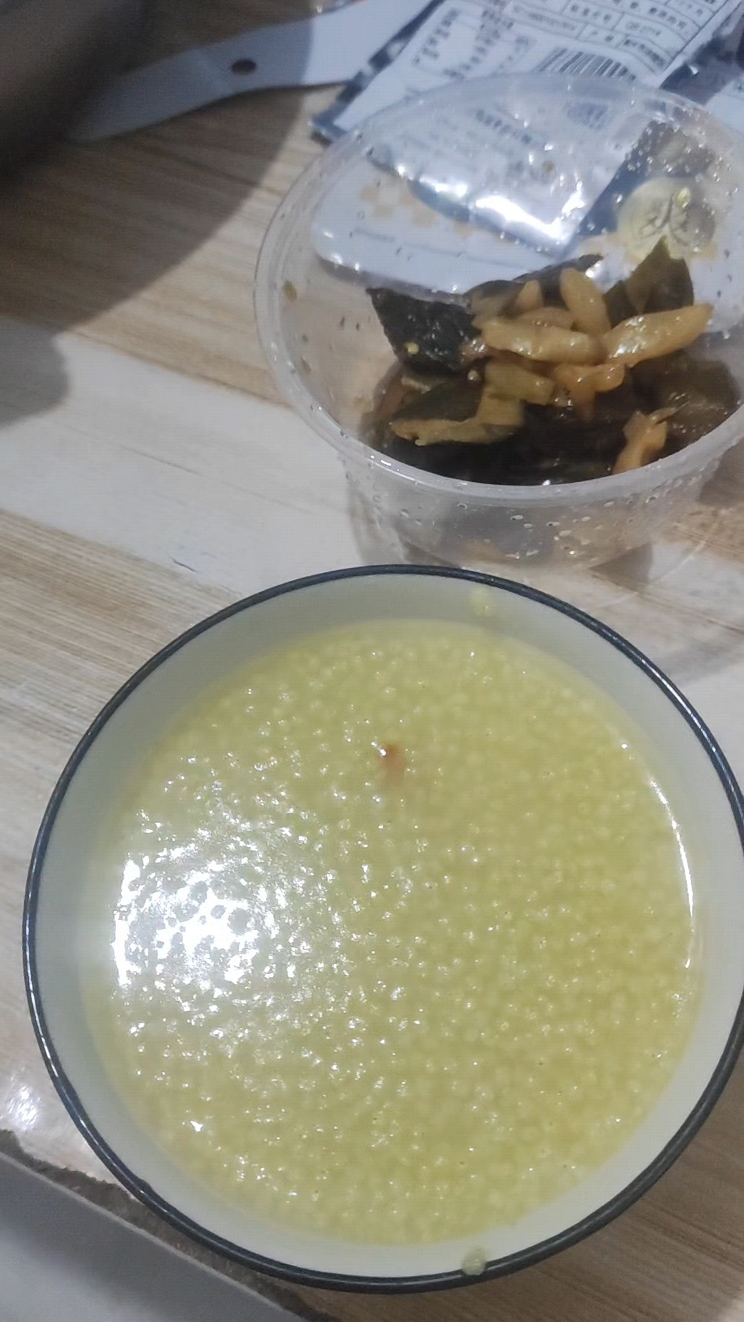 发现老伴每晚给前妻转账3千元,我装病试探他,结果让我心如死灰