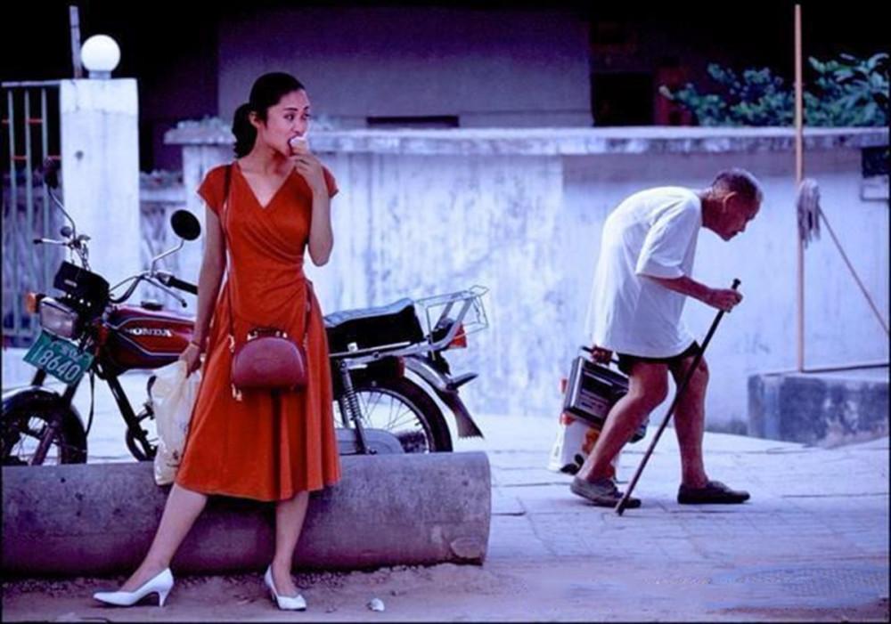 没有学历,又没有一技之长的陶静,在瑞丽选择做一个洗头小妹.