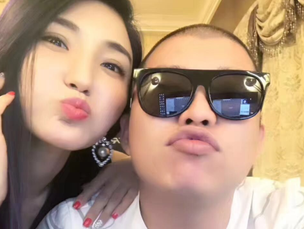 二驴与老婆一起直播,被平台警告"衣着暴露",急眼怒怼管理人员