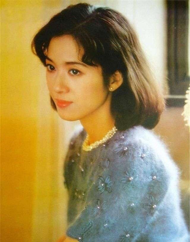 作为"80年代第一美女",龚雪老师的穿搭造型,至今依旧时髦靓丽