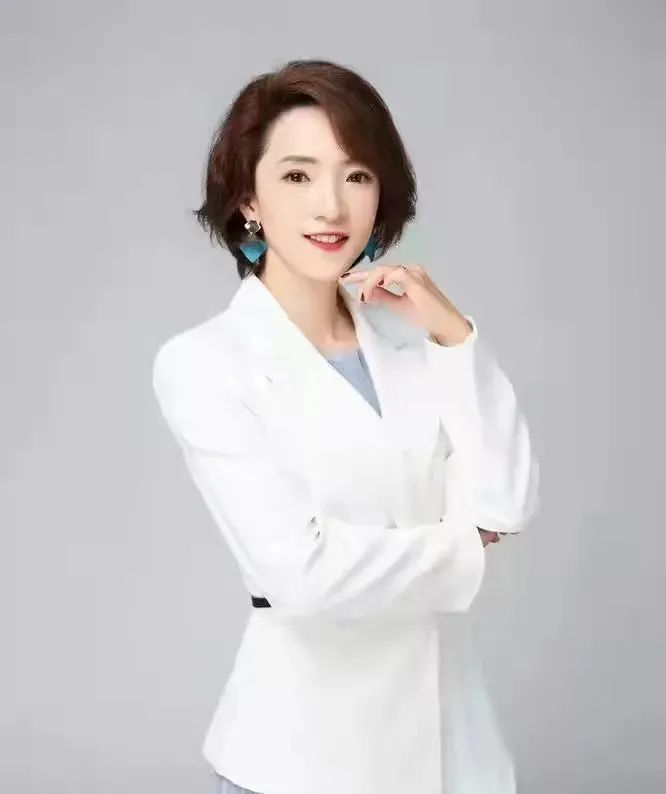 云南鼎麒律师事务所主任黄蓉律师05今天,蔡亚律师仍然坚守在西藏高原