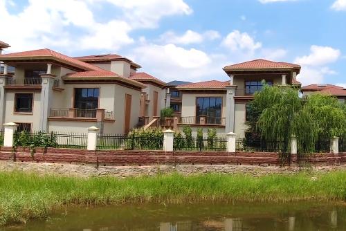 在宁夏银川发现一座烂尾别墅群,近百户无人居住,到底怎么回事?