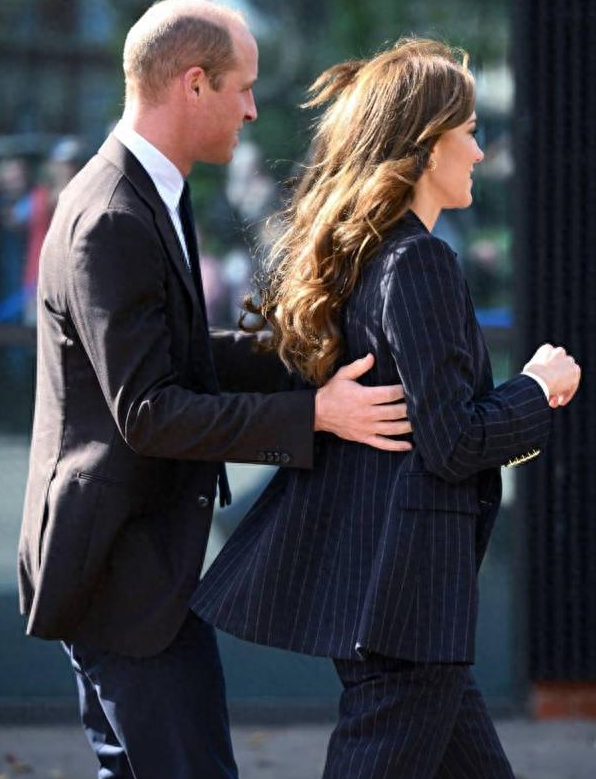 十月首场公务,威廉凯特合体;凯特又"女装凯"上线,状态嘎嘎好