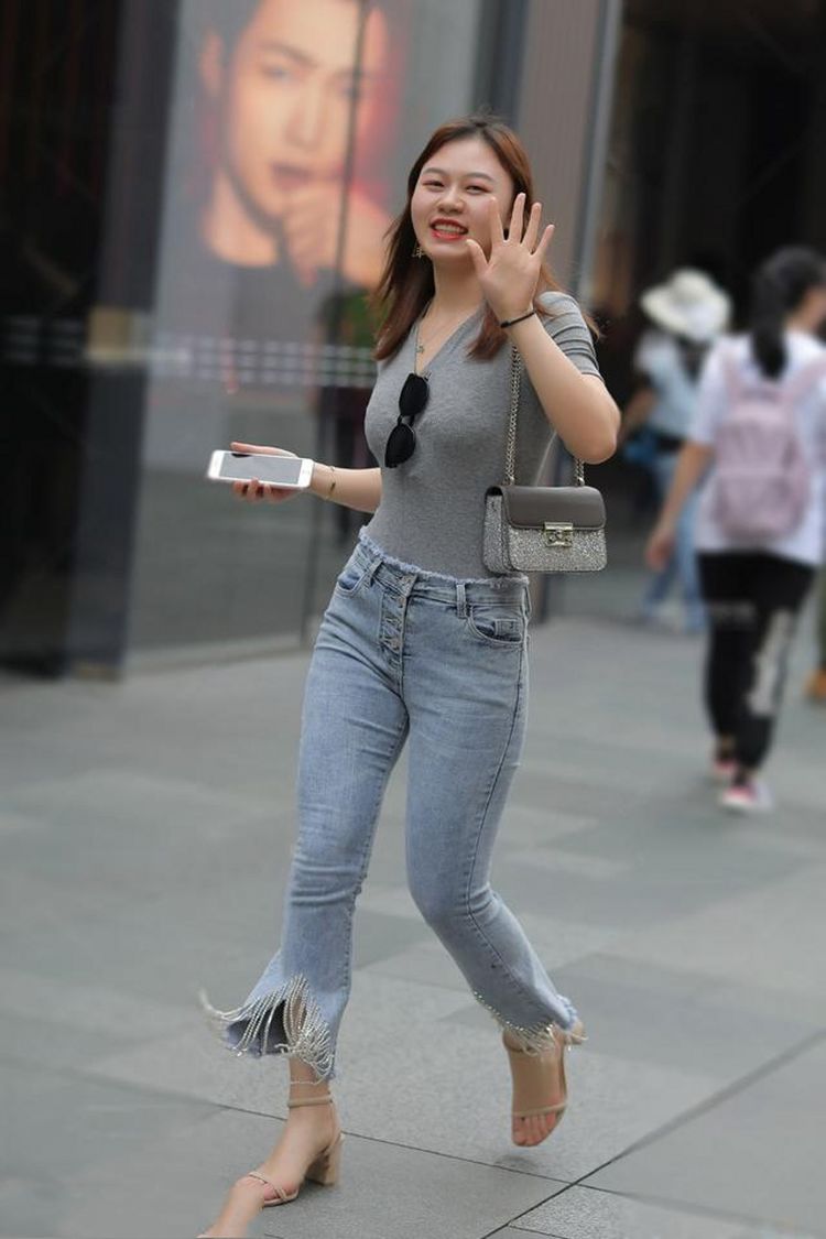 街拍,搭配黑色高腰吊带针织衫,显得更具都市时尚美