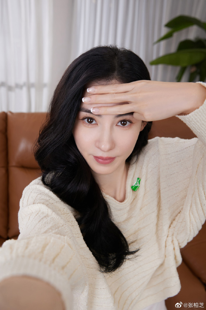 张柏芝单手测发际线 只有三指发量引人羡慕