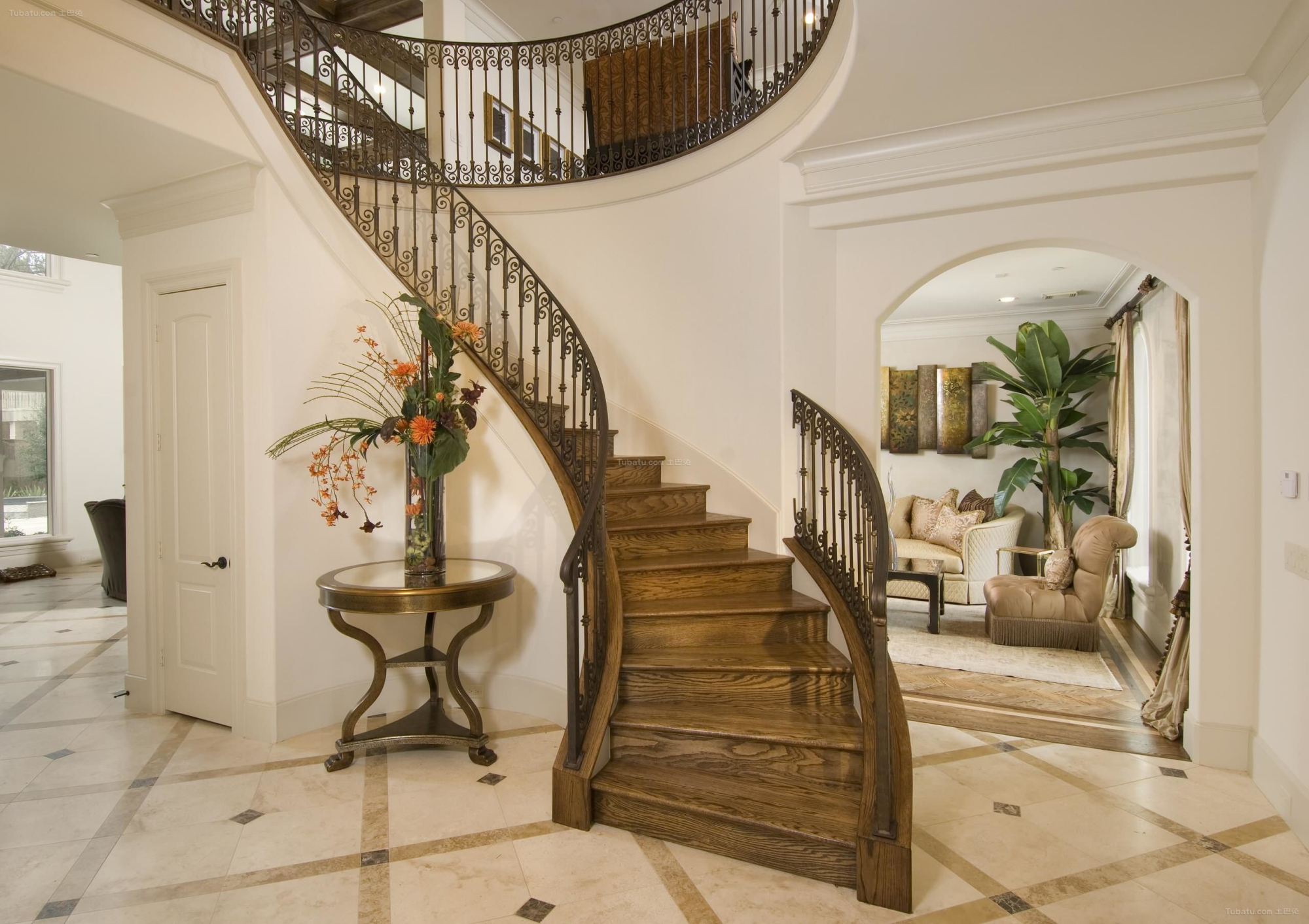 楼梯是室内主要造型元素,能满足交通联系,可创造优美的室内环境
