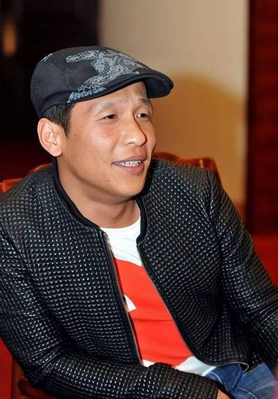 宋小宝在四处打零工的时候偶遇了二人转演员焦小龙,焦小龙看他丑的很