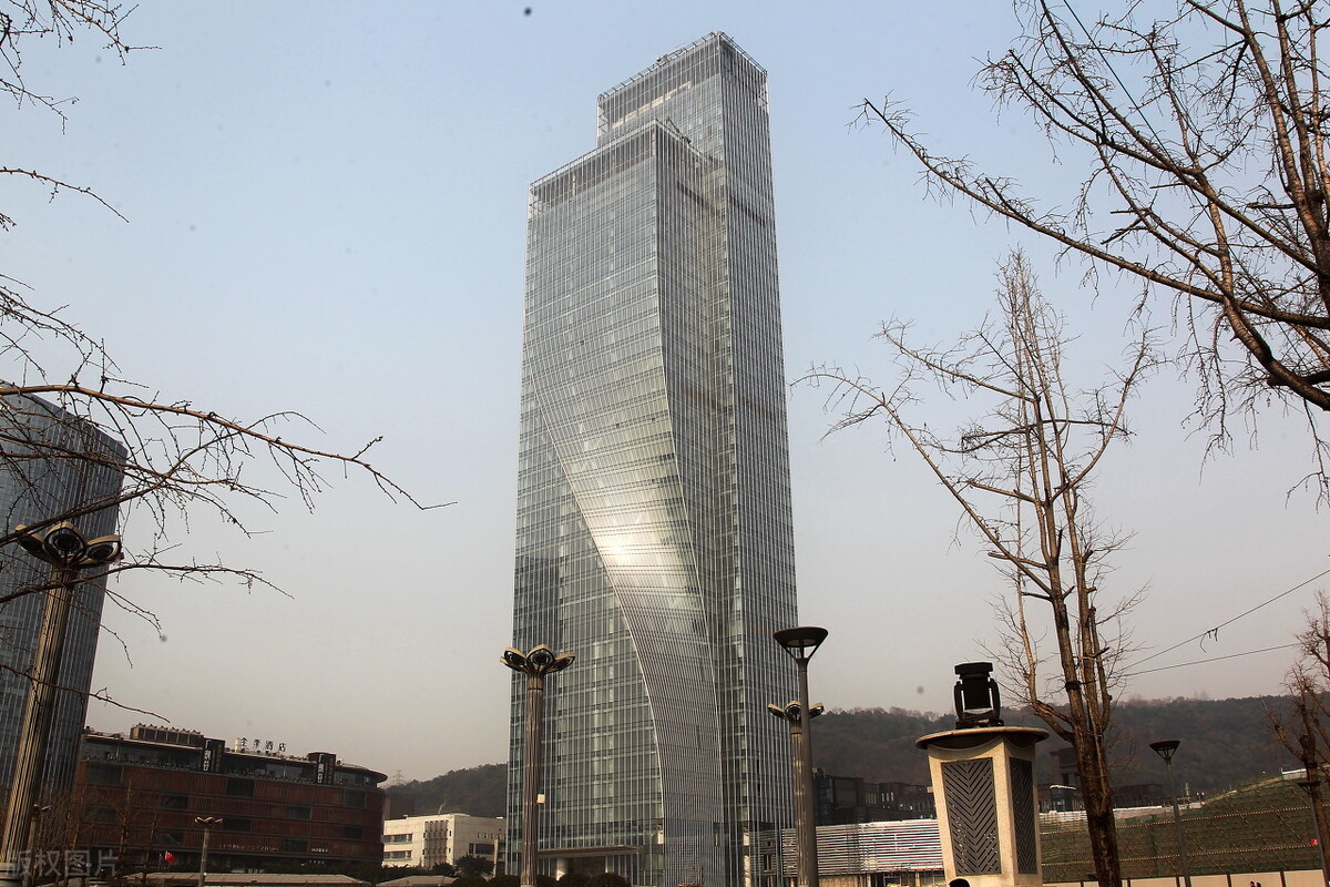 位于重庆两江幸福广场旁的高科太阳座大楼目前已经基本竣工