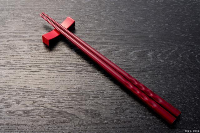 "木筷子与不锈钢筷子"哪个适合家用?看完才懂,不能选错了