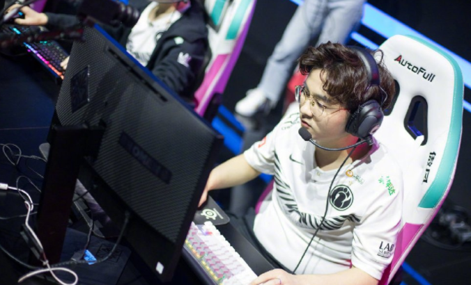 ig首发名单变动,泡芙替补wink登场,粉丝直接举报官博太过真实!