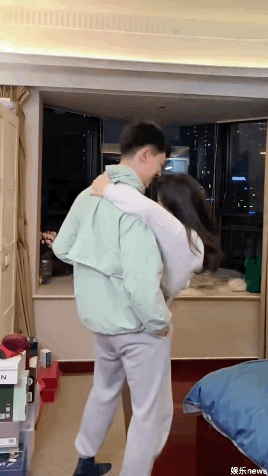 爹系男友太香了!王能能晒单手抱罗拉视频,网友:太甜了