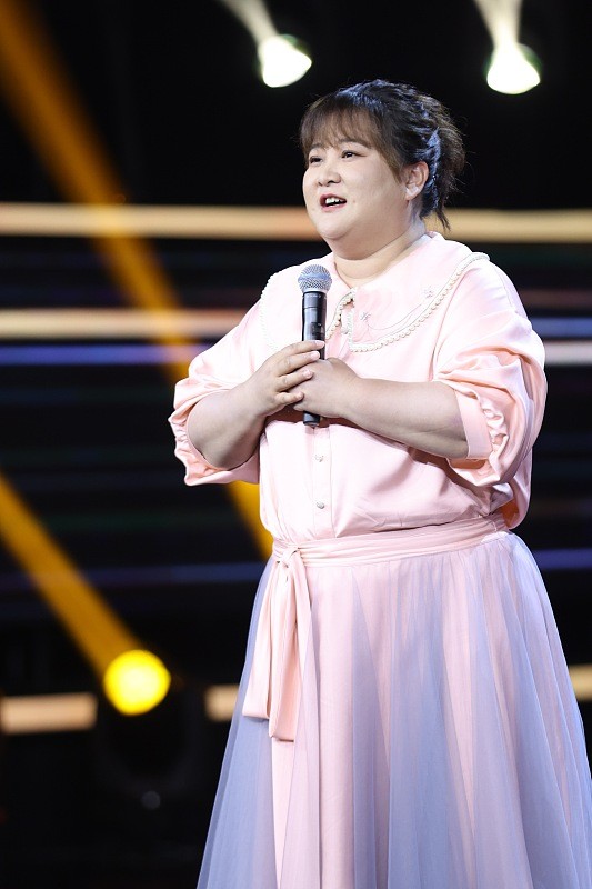 贾玲真的很会搭配,穿的裙子可爱还甜美,比其他女明星更有特色