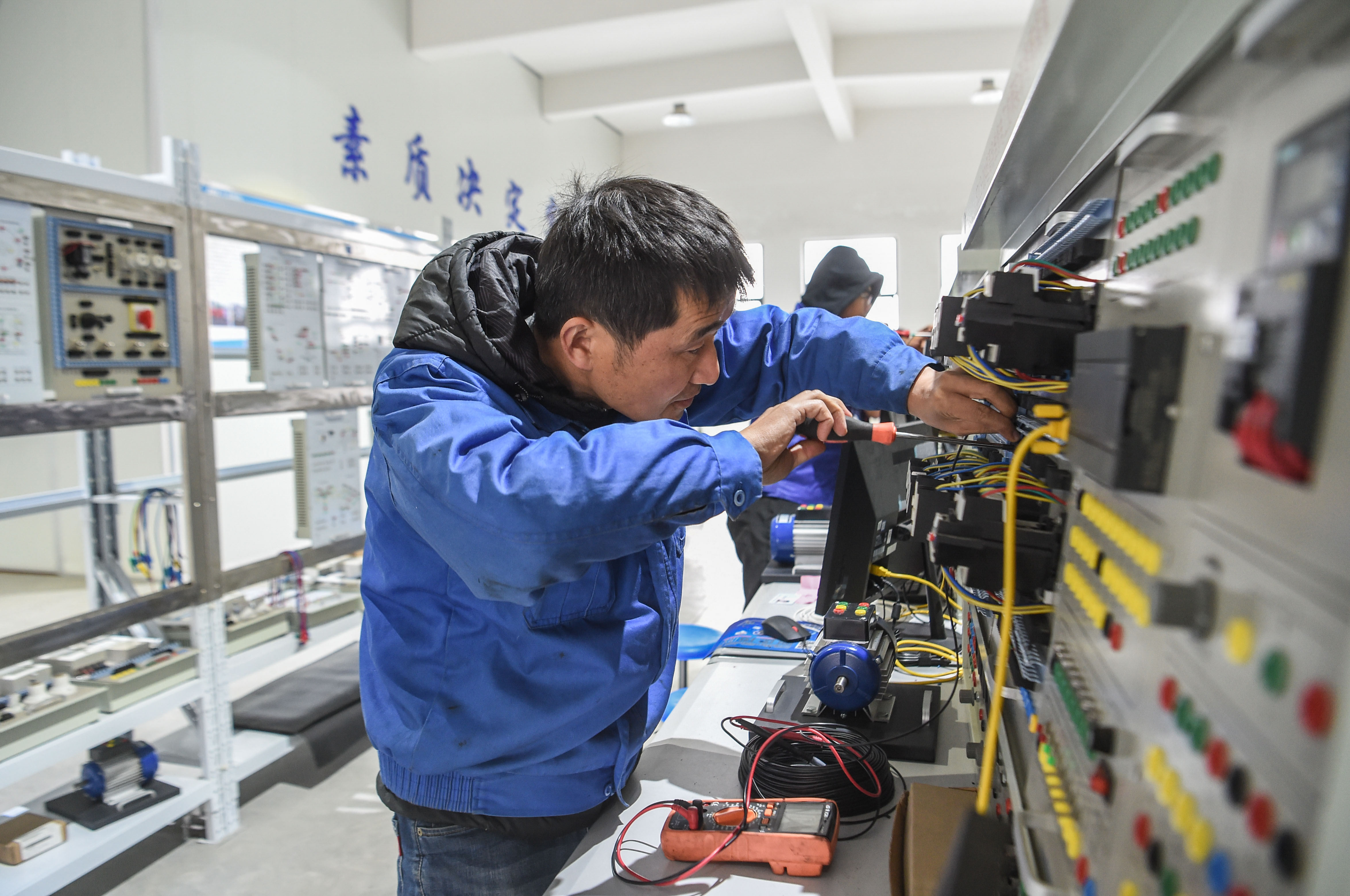 浙江:开展电工技能大赛 展现产业工人风采(1)