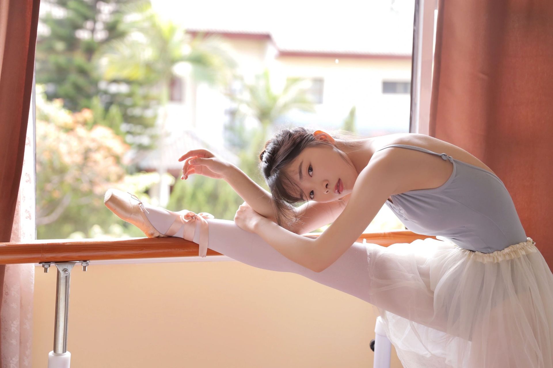 干干净净的芭蕾写真  芭蕾舞蹈主题少女写真永远受大家欢迎 	 相机