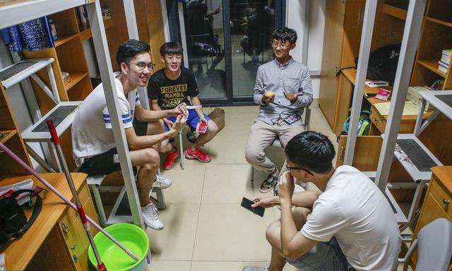 外校男生入住女寝室乱翻内衣,录视频取乐,吉林医药学院给出回应