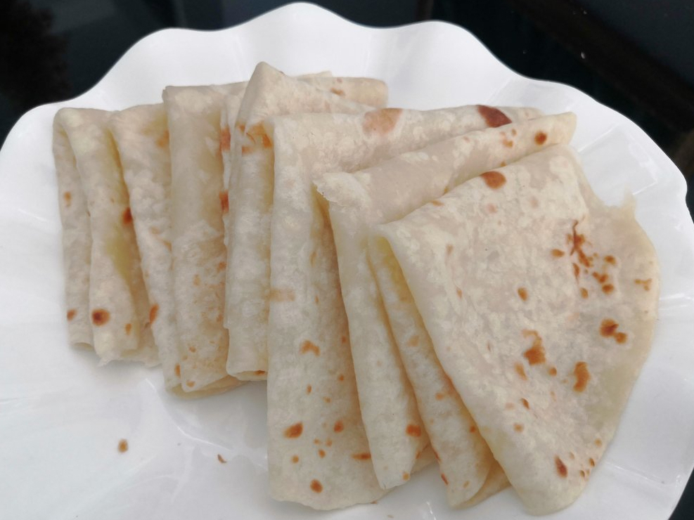 "万能饼皮"的做法,胜过鸭饼好几倍,柔软劲道,卷菜卷肉都好吃