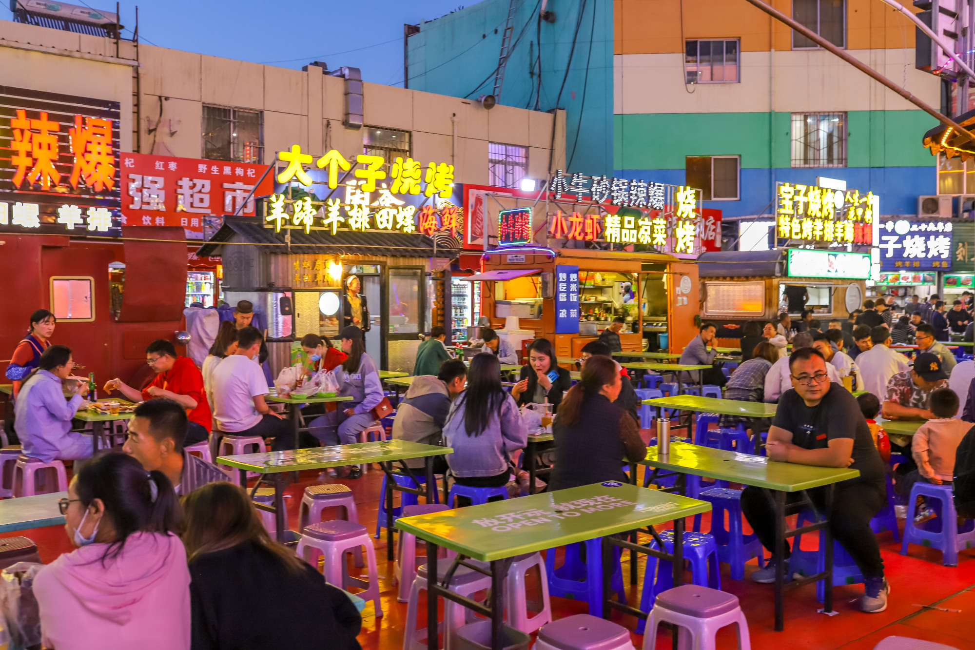 宁夏银川有条美食街,30元可以吃到撑,一到晚上人挤人