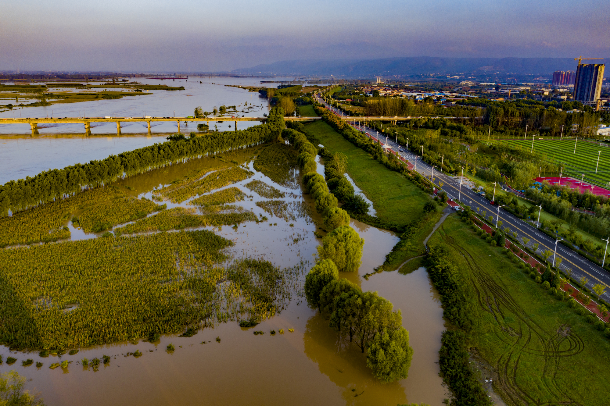 航拍渭河涨水漫滩(高清组图)
