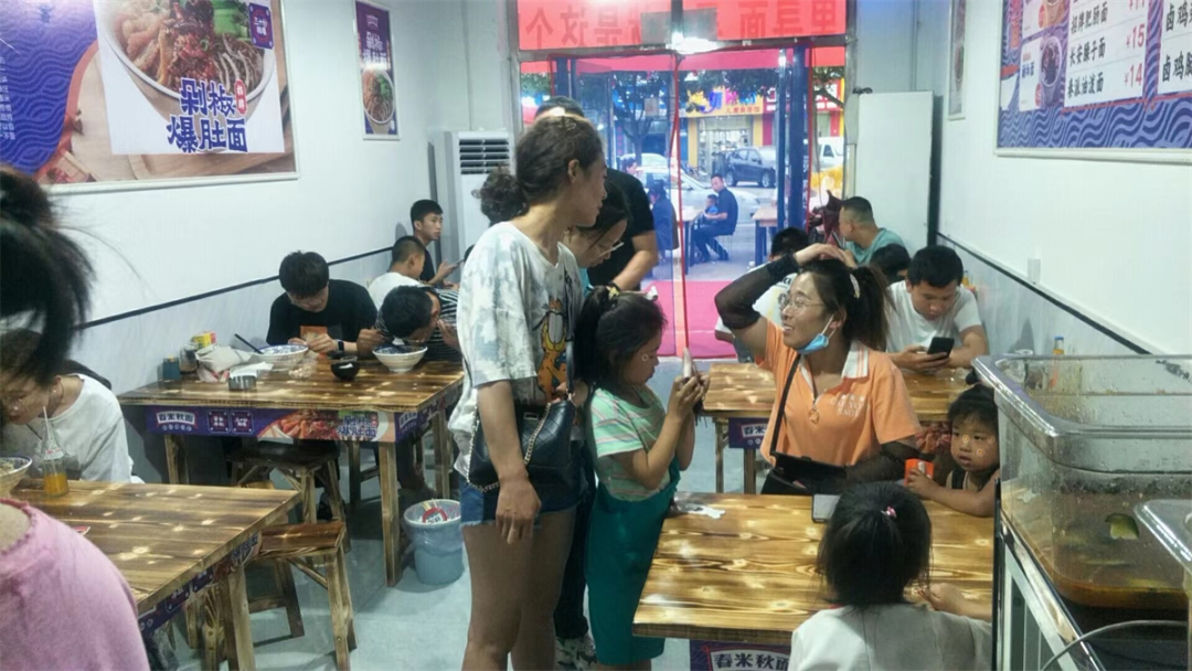 小县城做什么餐饮好(小县城开什么餐饮店比较有市场)