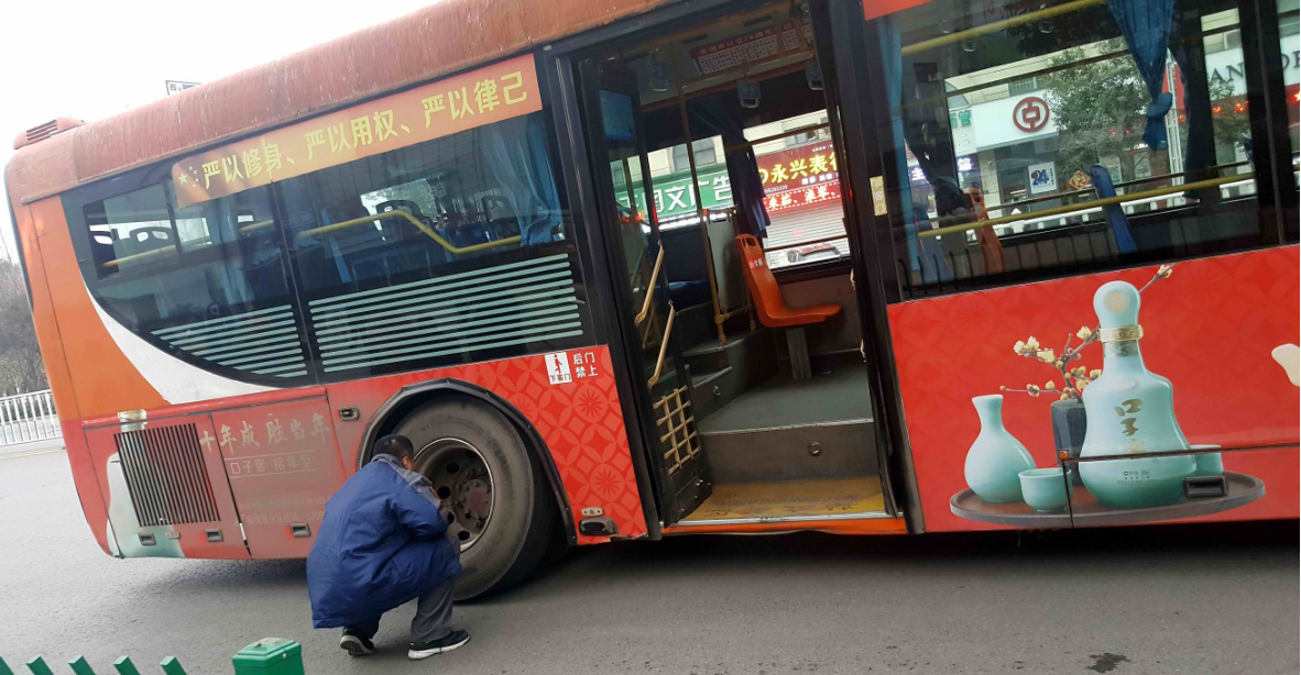北京472路公交车事故致1死4伤,车辆跟踪设备助力公交车管理